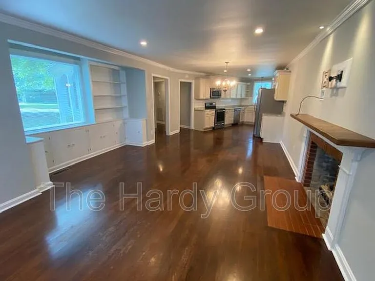 934 McKellar Dr — Photo 4