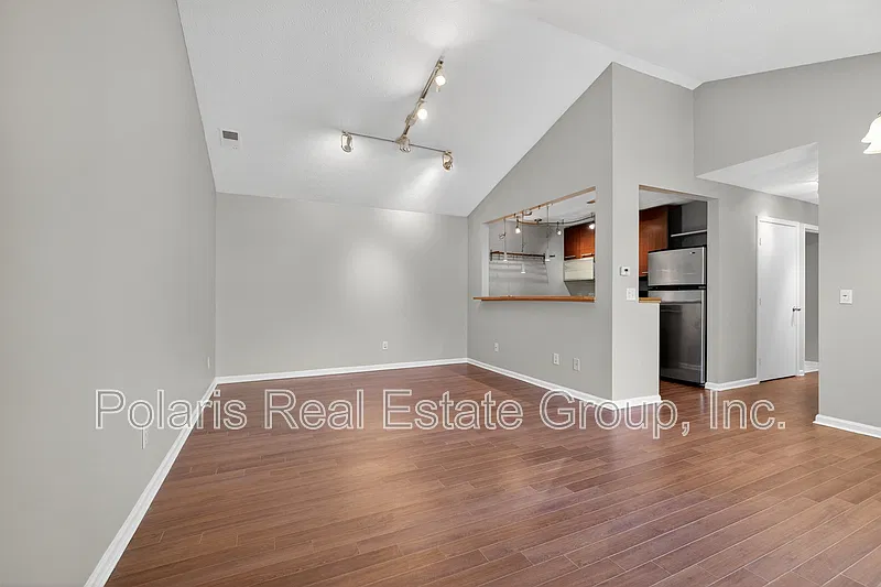 2 bed, 1.0 bath, 912 sqft, $1,550 — Photo 4