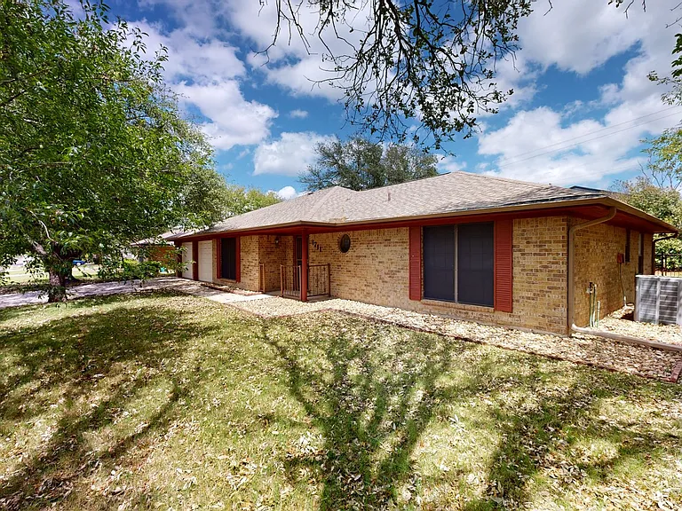 1711 Redwood Dr — Photo 3