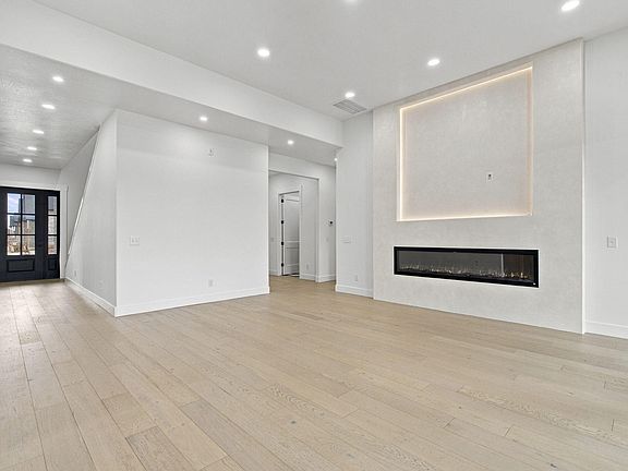 3rd image of 1689 N Wonderview Lane