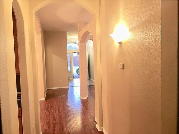 3rd image of 929 Oriole Dr