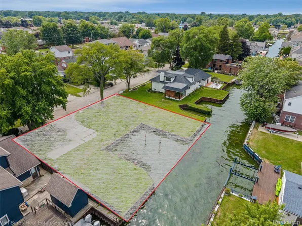 22507 Beach St, Saint Clair Shores, MI 48081