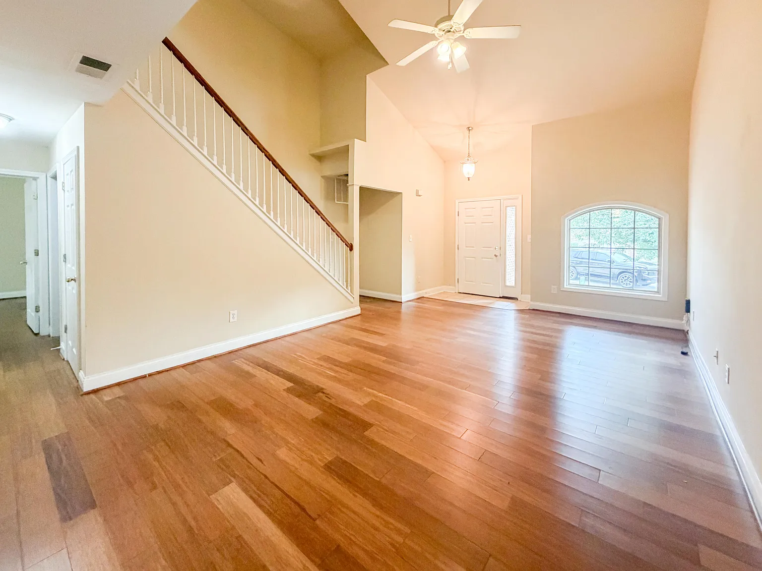 4 bed, 2.5 bath, 1726 sqft, $2,100 — Photo 2