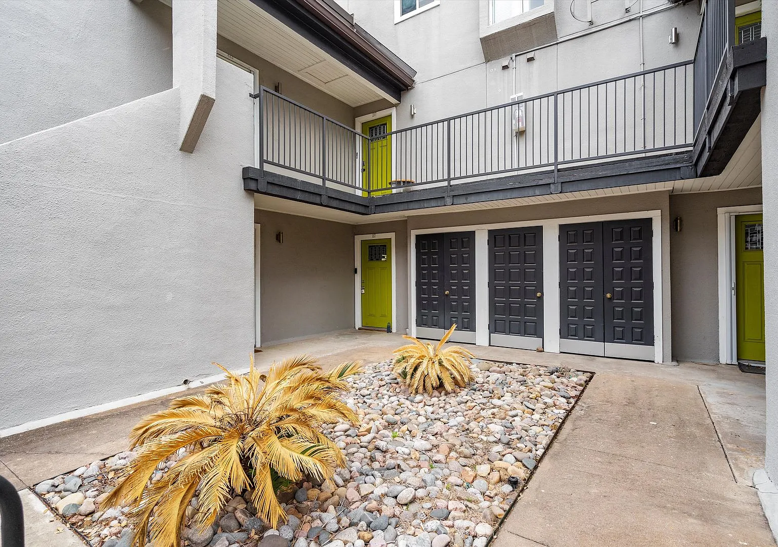 935 La Posada Dr — Photo 2