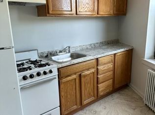 40 N Long Beach Rd APT 2A, Rockville Centre, NY 11570