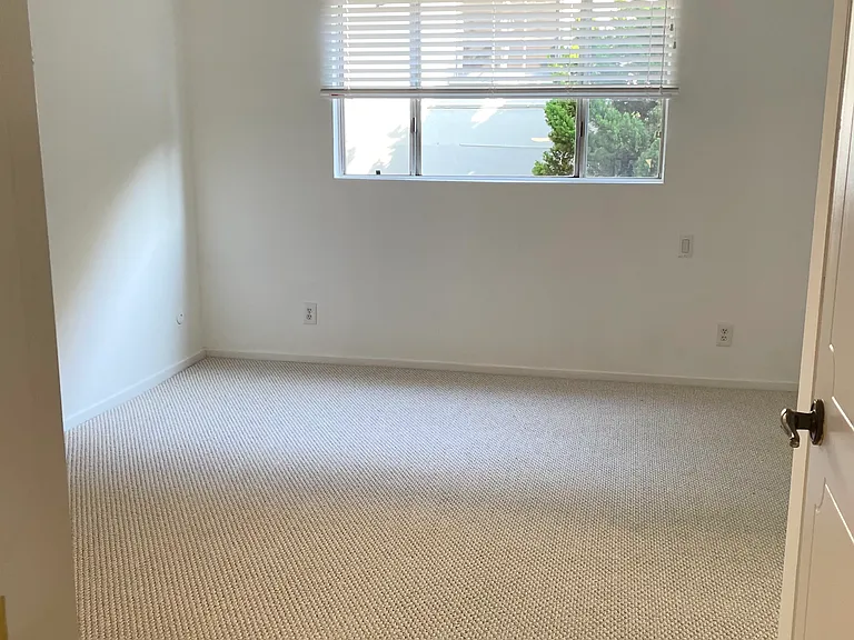 2250 N Beachwood Dr #102 — Photo 6