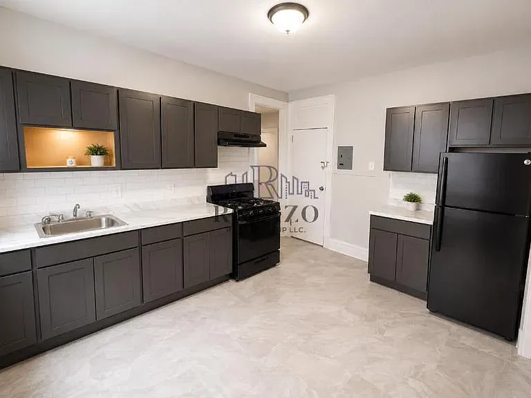 81 Montgomery Ave — Photo 2