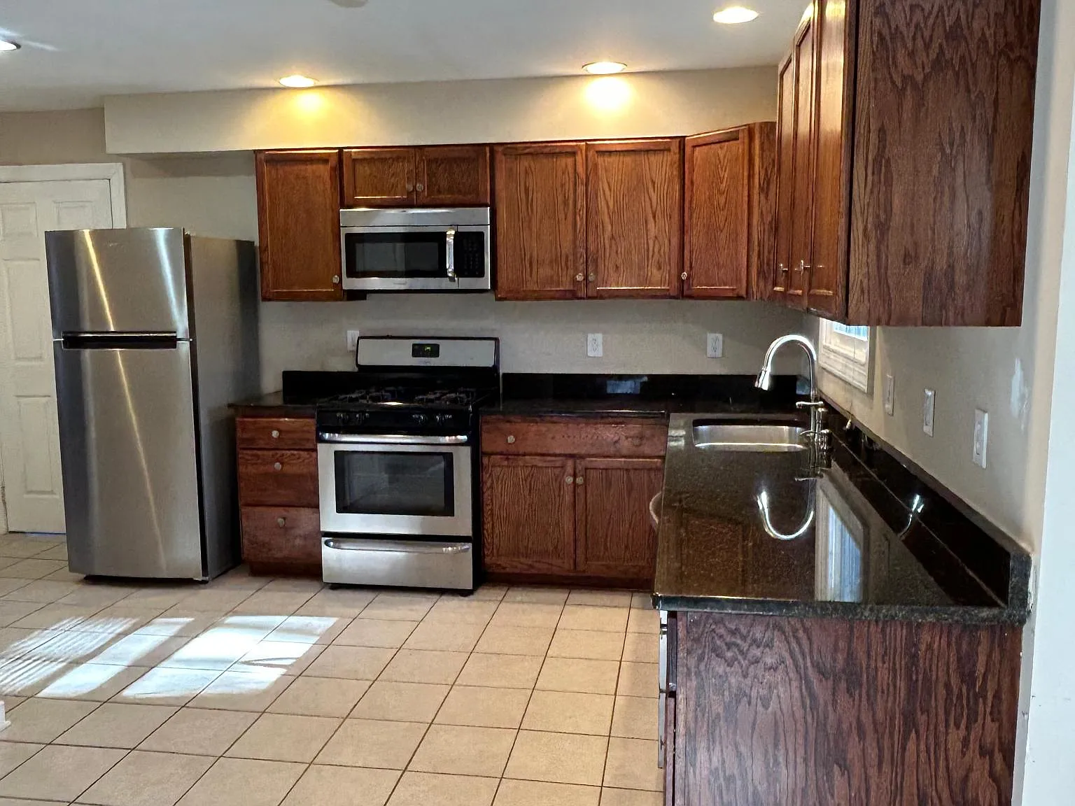 4 bed, 2260 sqft, $2,790 — Photo 2