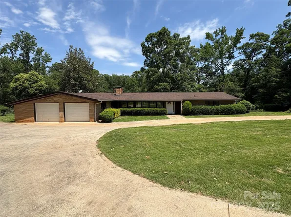 223 Forest Dr W, Greenwood, SC 29646