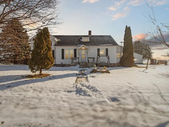 3022 E Coral Rd, Edmore, MI 48829