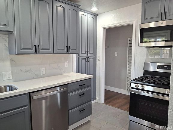 5th image of 3613 Barrett Ave