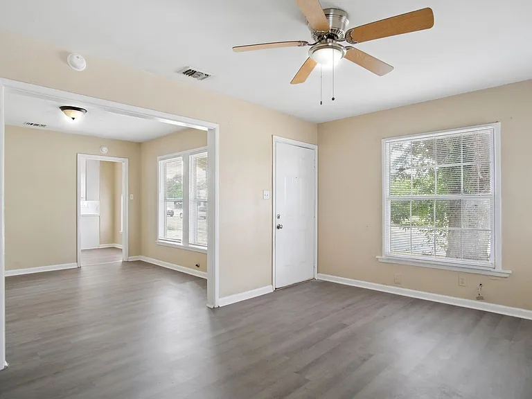 2818 E Houston St — Photo 20
