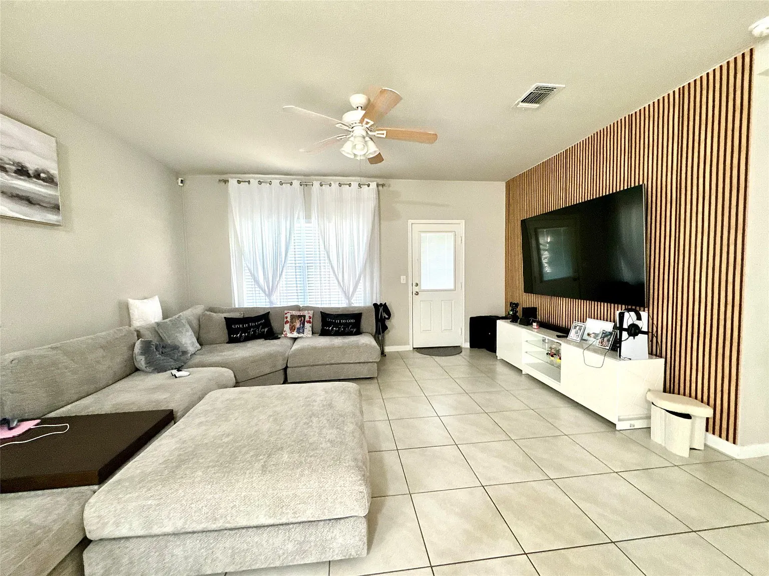 4 bed, 2.0 bath, 1989 sqft, $2,250 — Photo 3