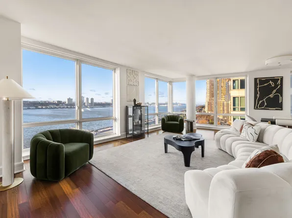 60 Riverside Boulevard image 1 of 31