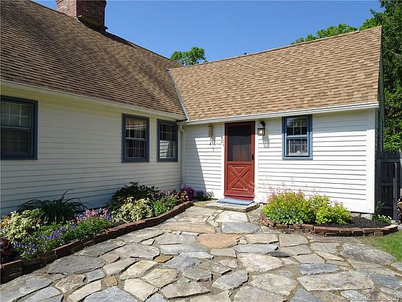 4th image of 186 Iron St