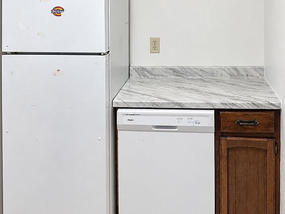 3rd image of 355 28th St