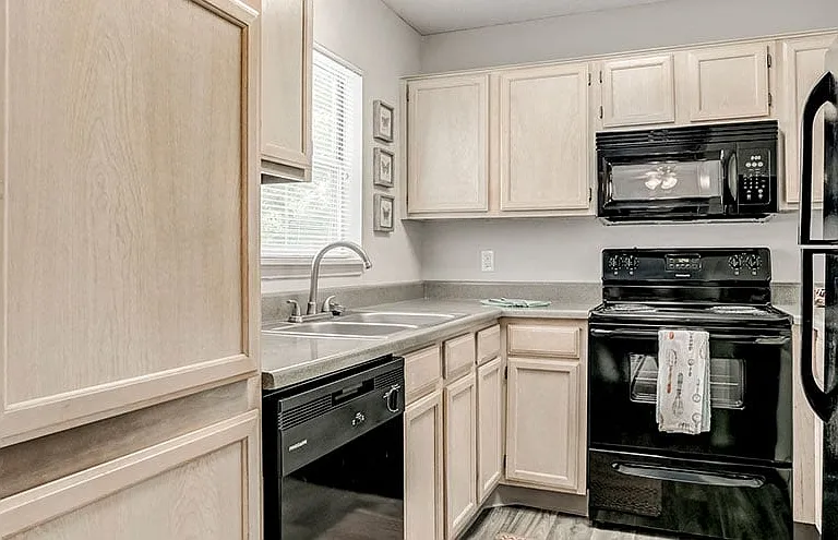 Whispering Lake Apartments — Photo 1
