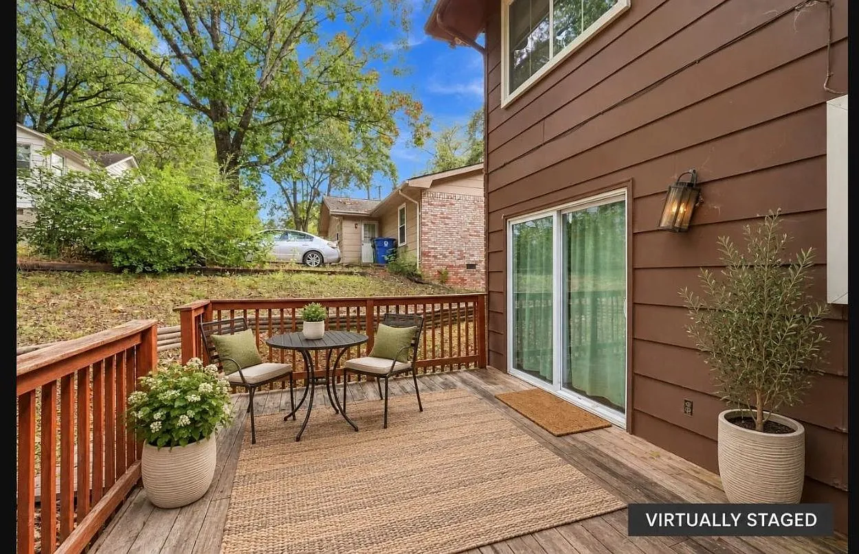 2 bed, 1.5 bath, 1050 sqft, $1,400 — Photo 2