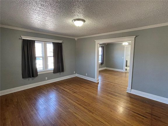 2nd image of 921 N Kickapoo Ave
