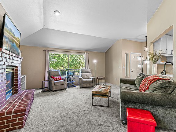 3rd image of 1099 Oak Knoll Dr