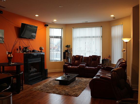 2nd image of 5644 N California Ave APT 1N