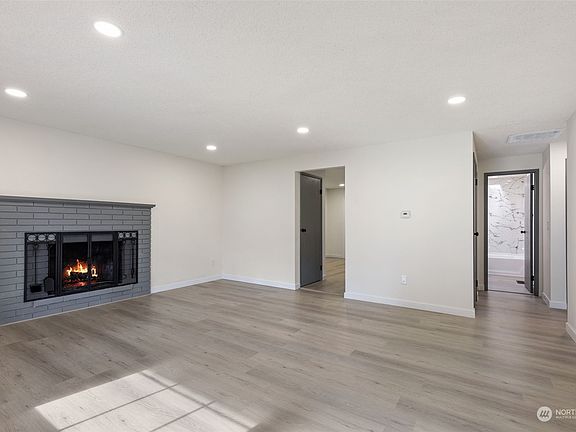 5th image of 550 NE Redbud Lane