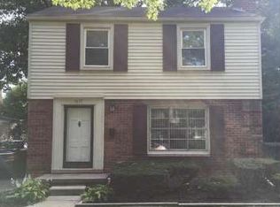 1677 Bournemouth Rd, Grosse Pointe Woods, MI 48236