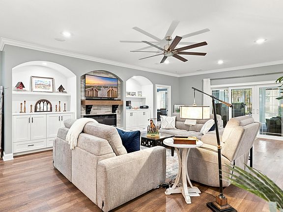 2nd image of 2377 Island Way