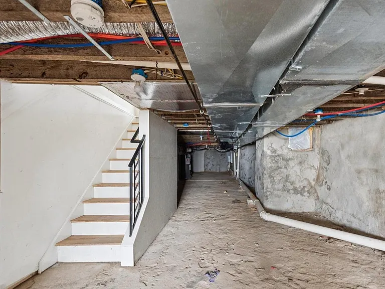 5521 Media St — Photo 18