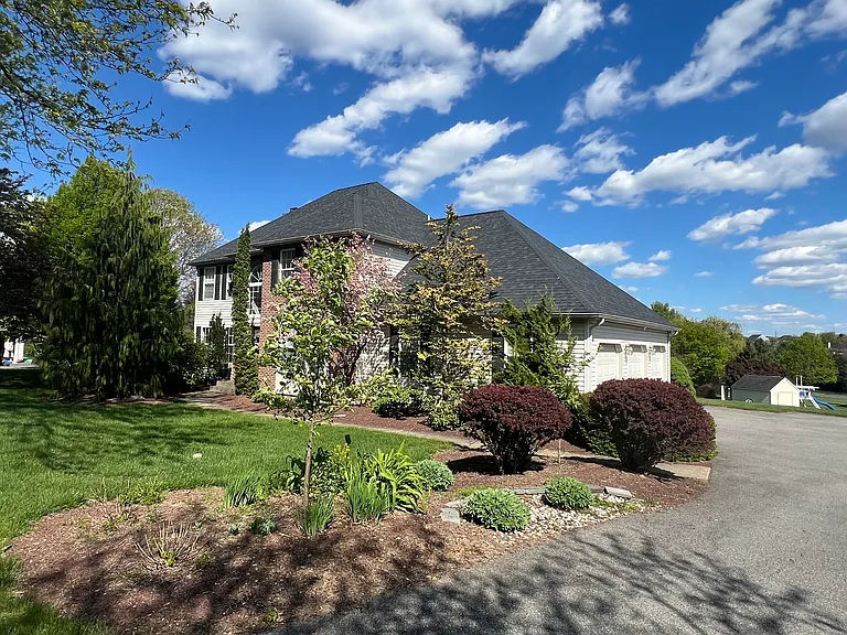 2386 Dubonnet Dr — Photo 2