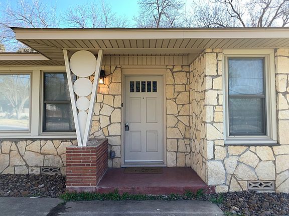 2nd image of 564 Laurel Ln