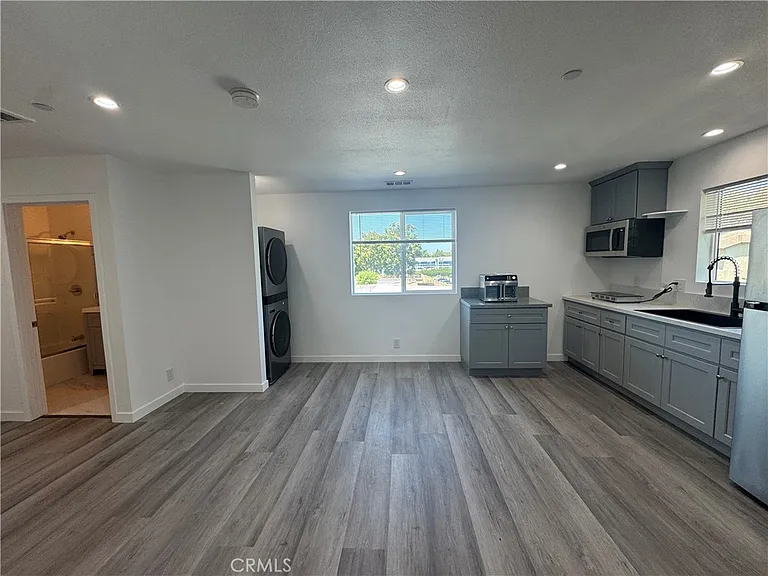 4 Cypress — Photo 3