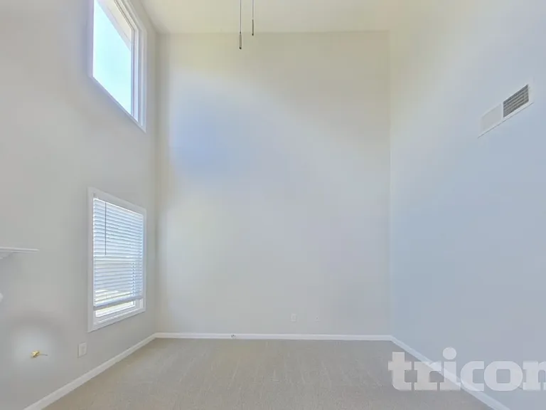 1916 Hillspring Ln — Photo 3
