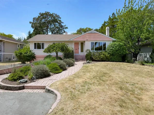 930 Runnymede Pl, Oak Bay, BC V8S 2V9