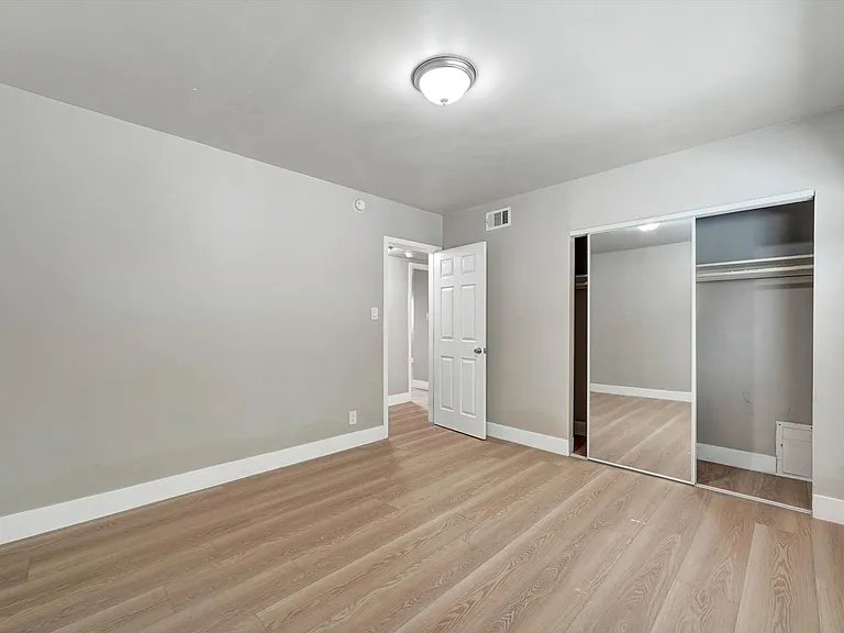 2040 S Sherbourne Dr — Photo 16