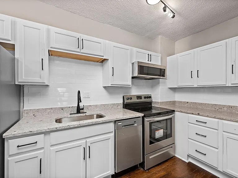 901 E Linwood Blvd — Photo 45