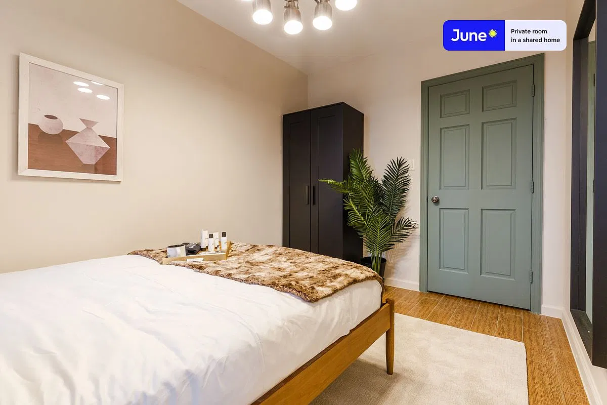 Queen bedroom in 3 bed/1 bath home in Chinatown #263 B — Photo 2