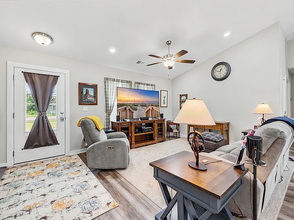 5th image of 455 Pine Needle Dr.