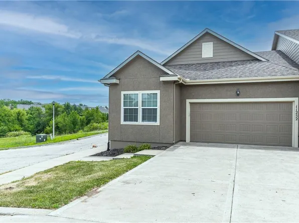 11252 S McCoy St, Olathe, KS 66061