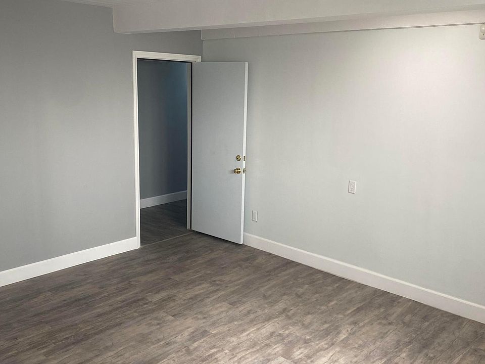 Bedroom/TV area