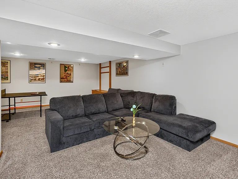 202 NW Sharmin Dr — Photo 2