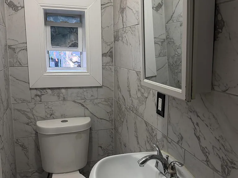 851 E Ontario St — Photo 9