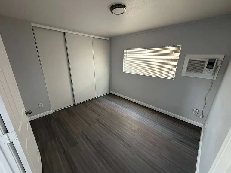 221 W New York Ave — Photo 1