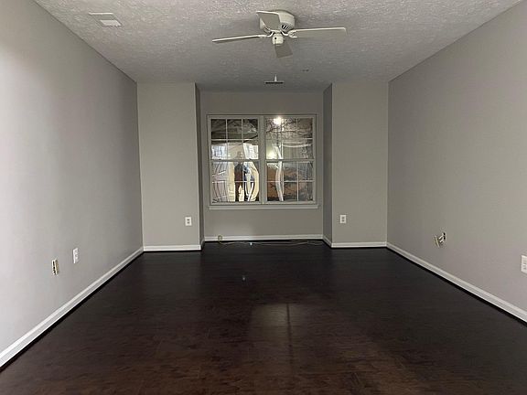 Humongous Master bedroom, Approx 18 x 12