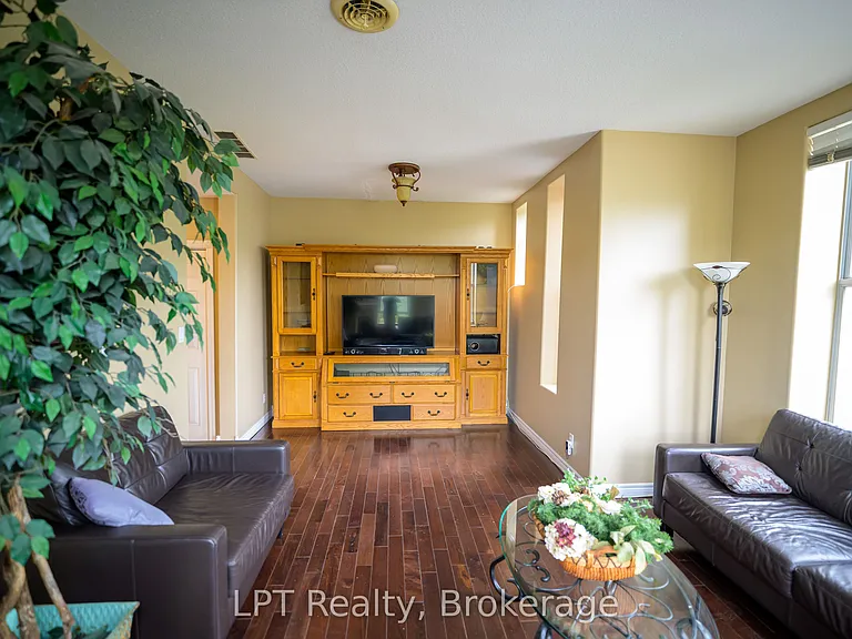 317 Queen St #302 — Photo 15