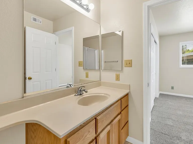 South Land Park Apartments — Photo 43