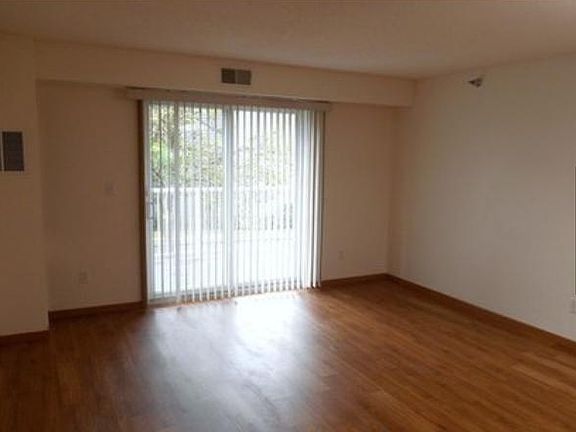 3rd image of 880 Lyn Way #2XX