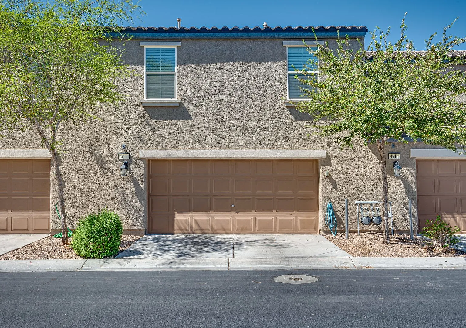 Modern Townhome with Granite Kitchen and 2-Car Garage — Photo 3