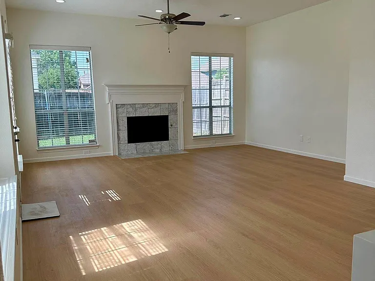 2201 Woodglen Dr — Photo 3