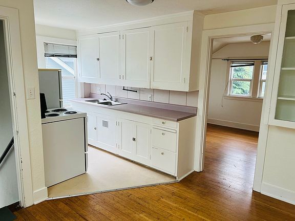 2nd image of 3832-3834 N Albina Ave #3832